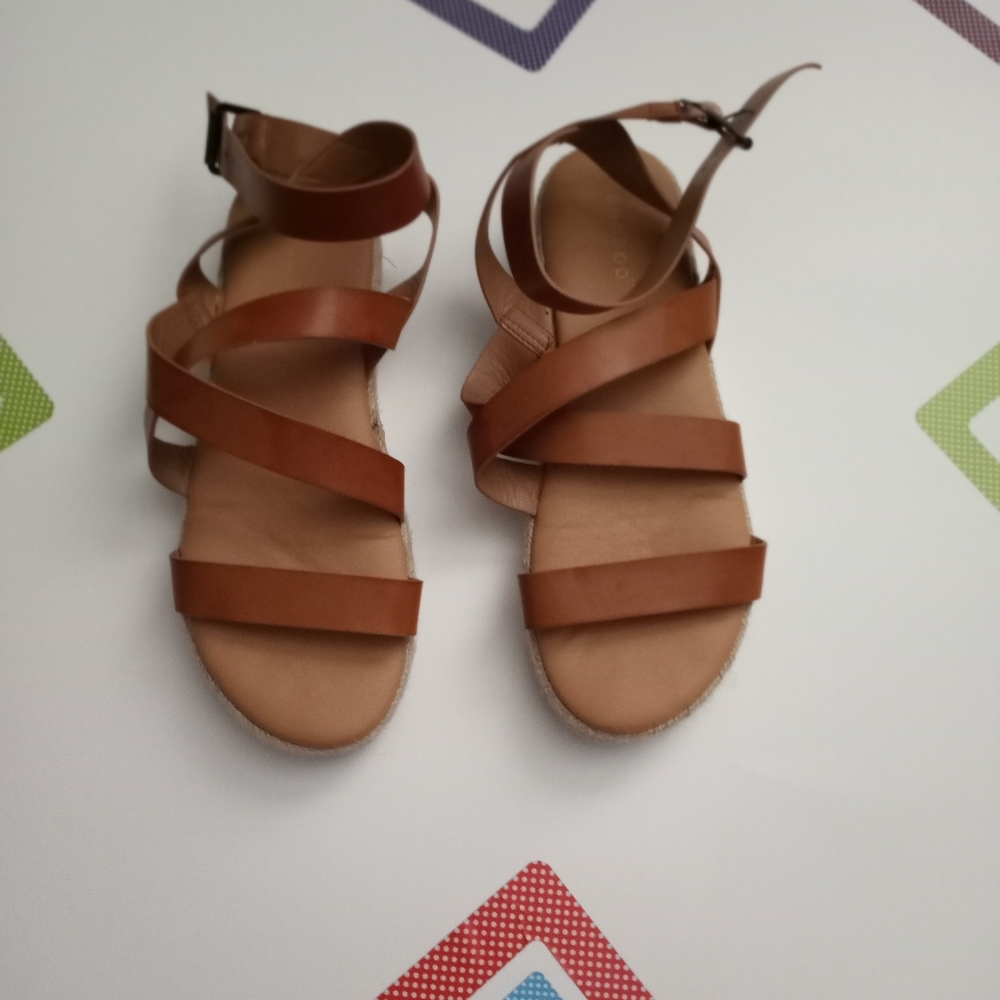 Bamboo sandals, light brown, size 9. Leather